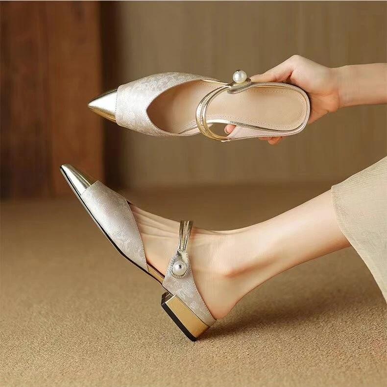 新中式国风包头凉拖鞋女2025新款低跟外穿珍珠一字带尖头半拖单鞋