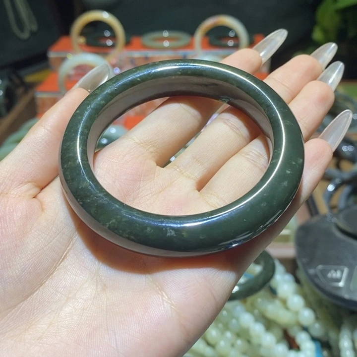 麦***兜和田玉手镯未镶嵌