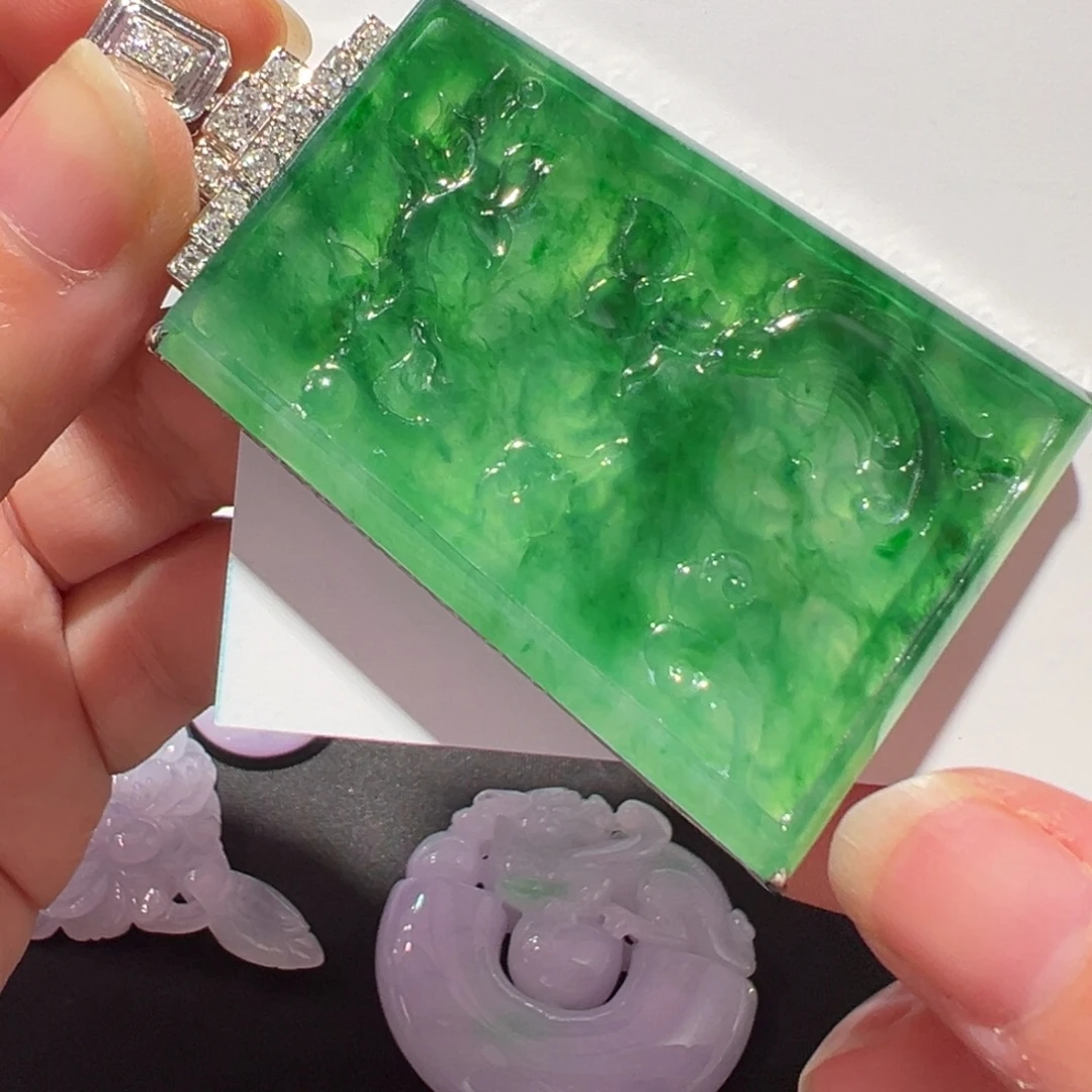 翡翠18K金镶嵌颈饰吊坠