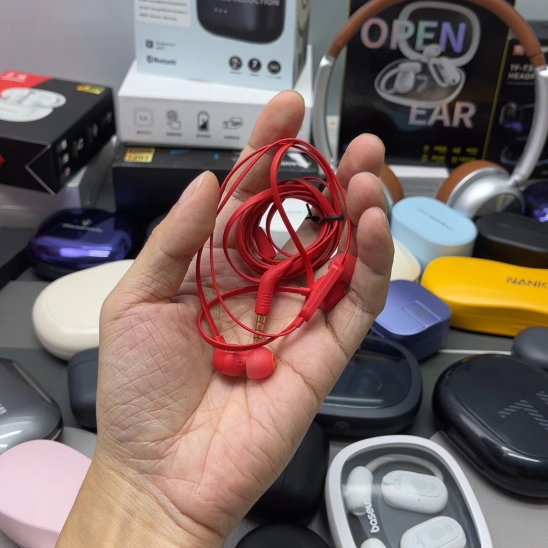jbl 红色线耳机。