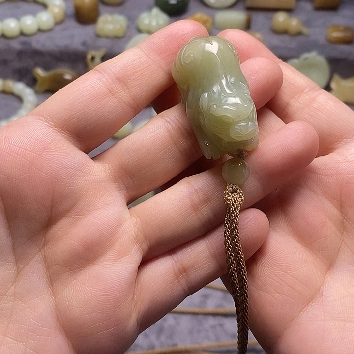 ****语和田玉（糖玉）未镶嵌颈饰