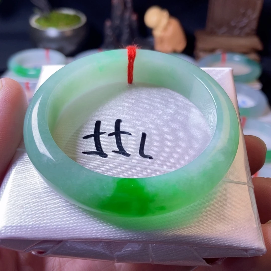 翡翠未镶嵌手镯16、正圈带阳翠 有瑕