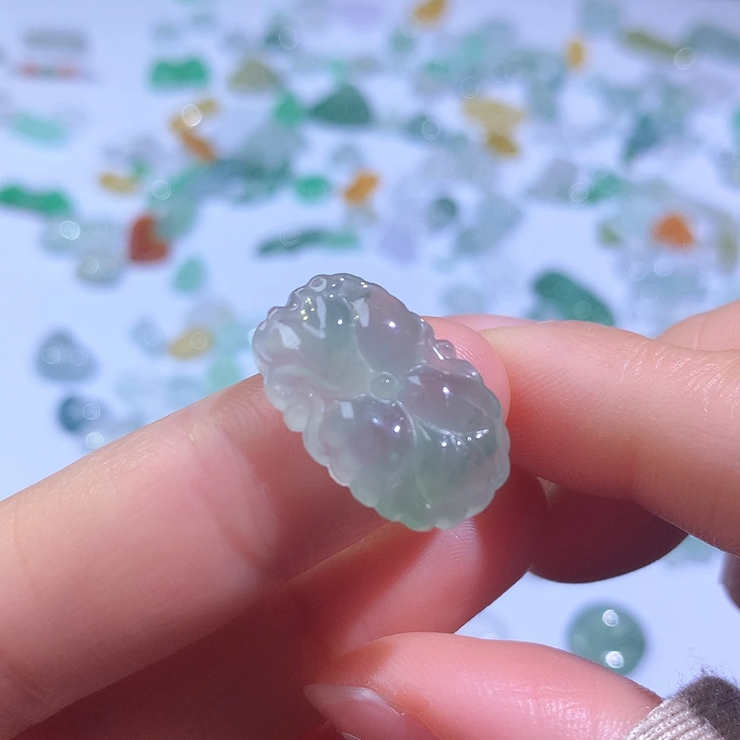 翡翠颈饰未镶嵌荷叶
