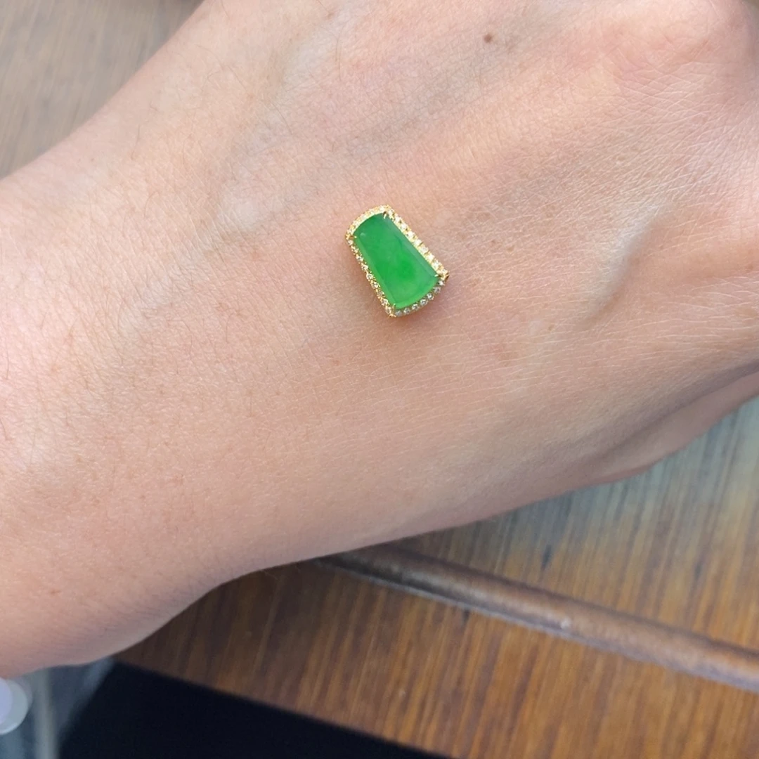 是***吖翡翠18K金镶嵌颈饰翡翠