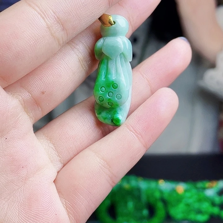 翡翠未镶嵌颈饰多样性