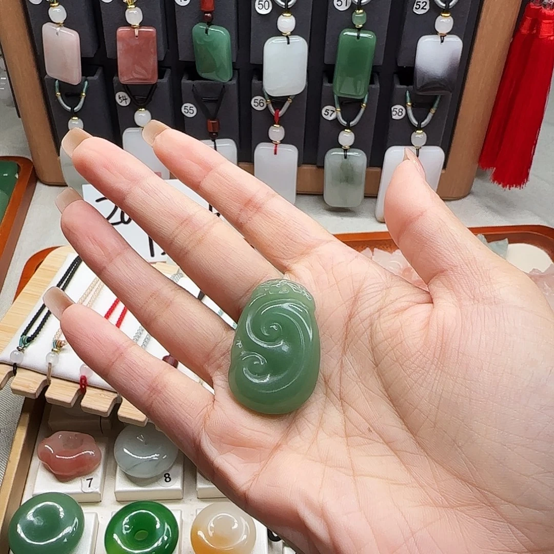 石英质玉未镶嵌颈饰