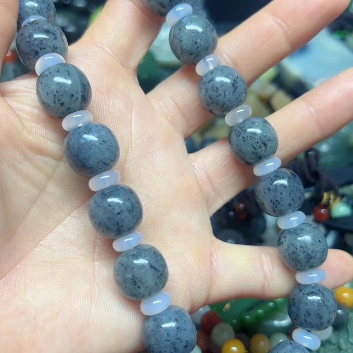 颈饰未镶嵌和田玉（糖玉）