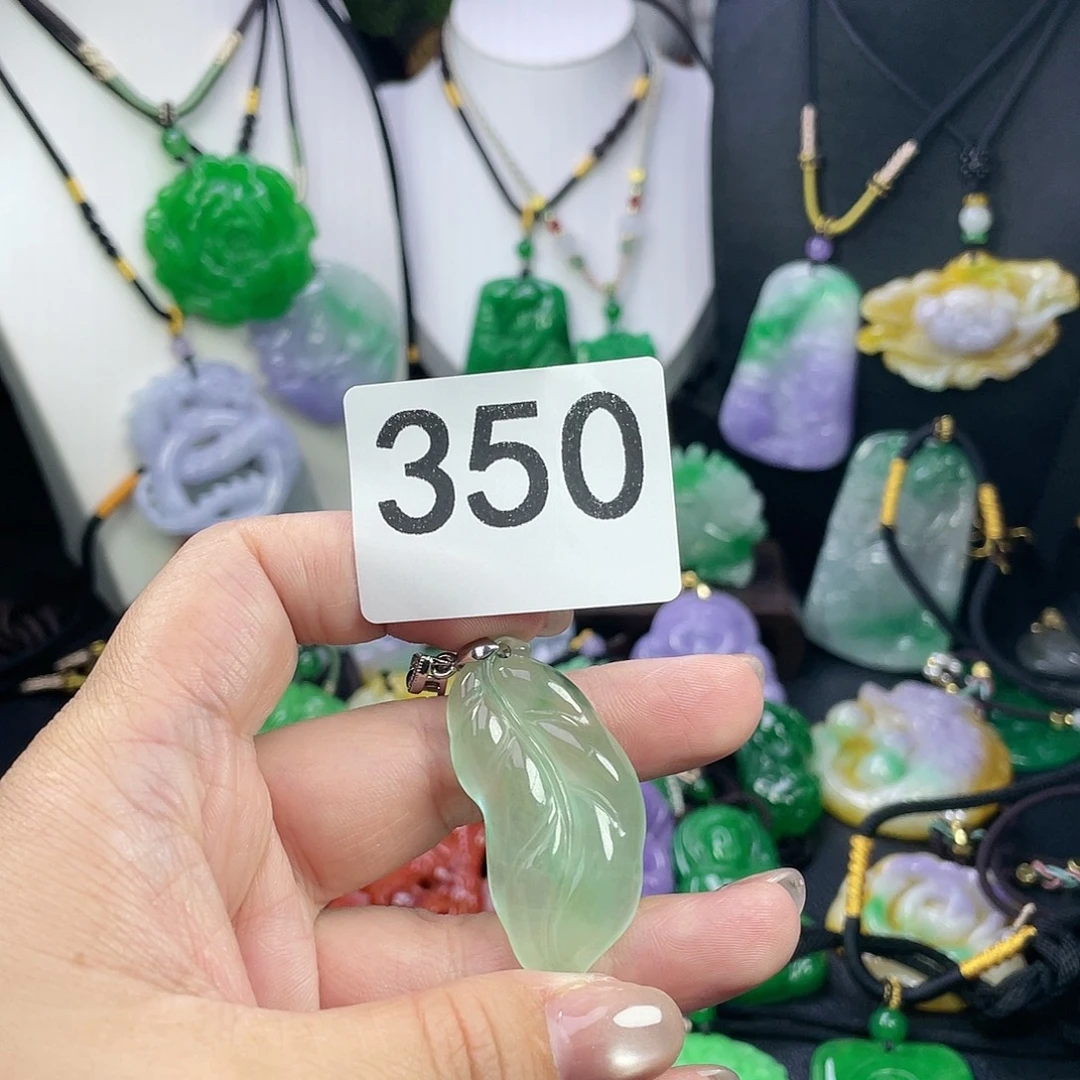 翡翠未镶嵌吊坠(赠链)