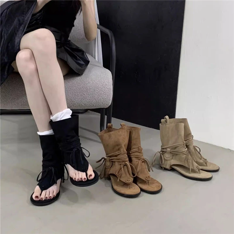 美拉德风粗跟流苏夹趾凉靴女2025夏季新款度假风短靴镂空夹脚凉鞋