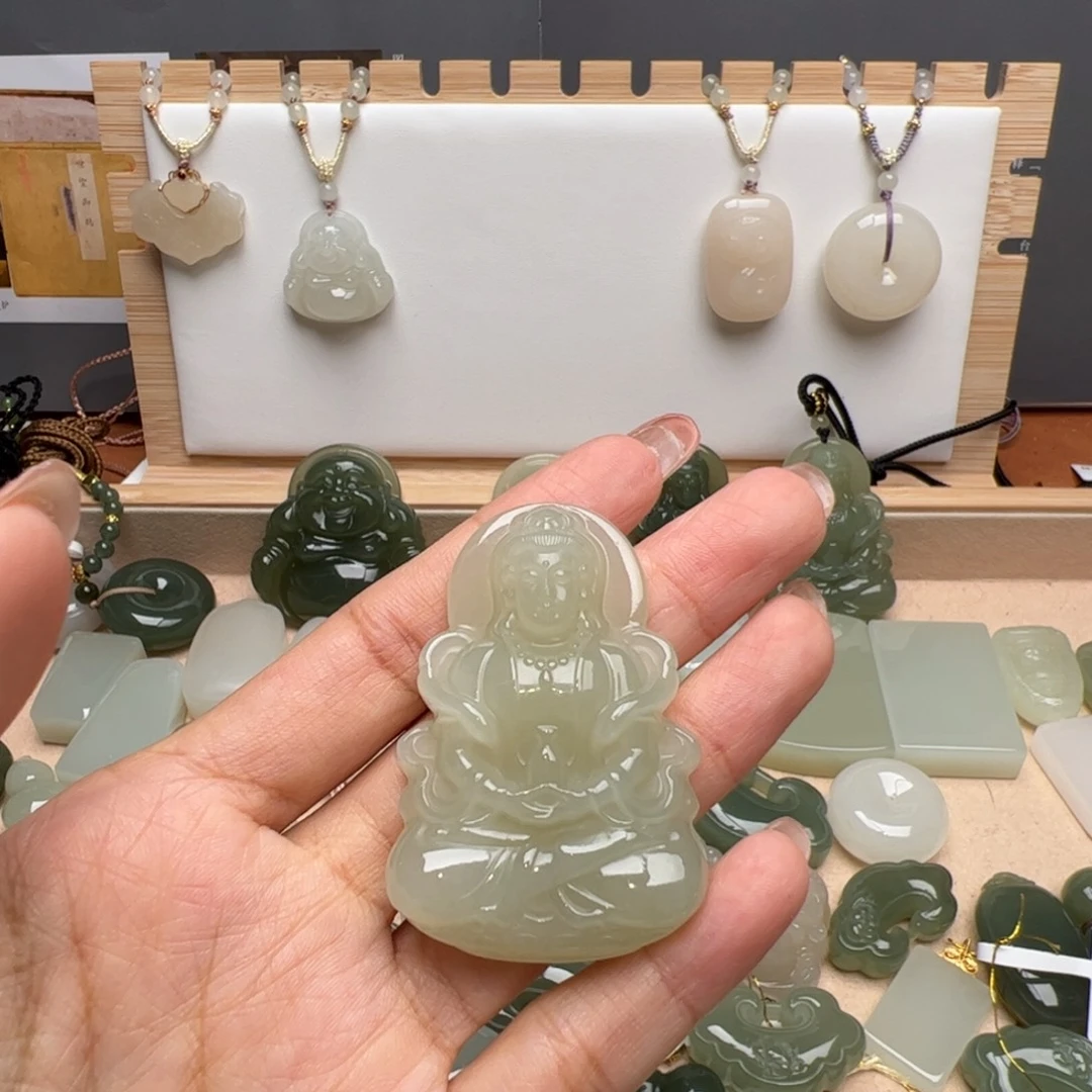 和***成和田玉未镶嵌颈饰