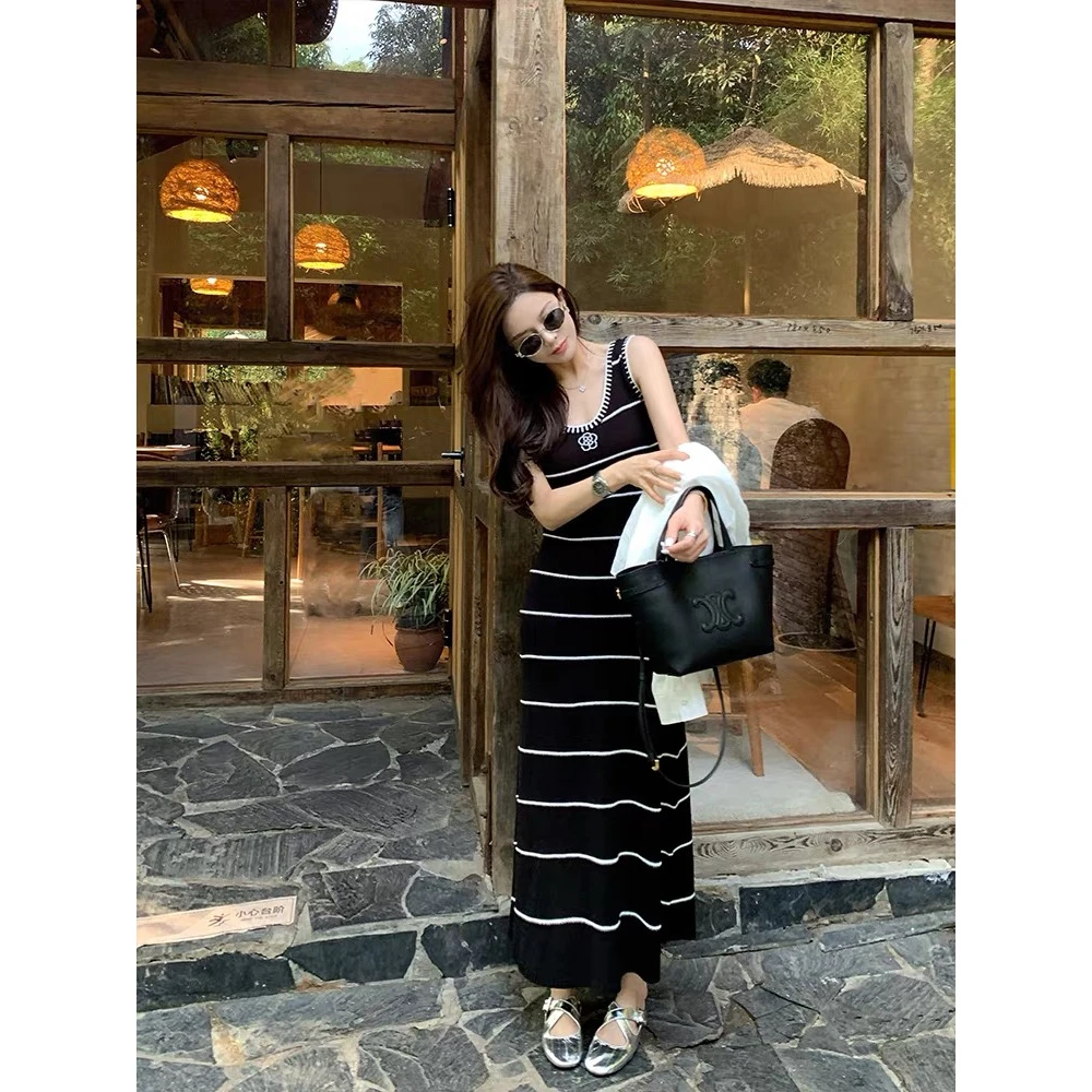 夏季韩系气质山茶花刺绣黑白条纹撞色U领针织背心连衣裙A字长裙女