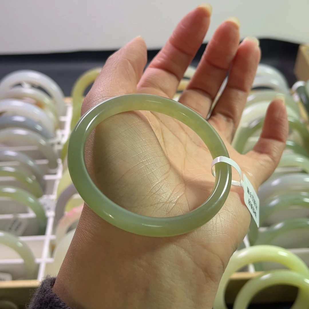 和田玉手镯53圈口未镶嵌