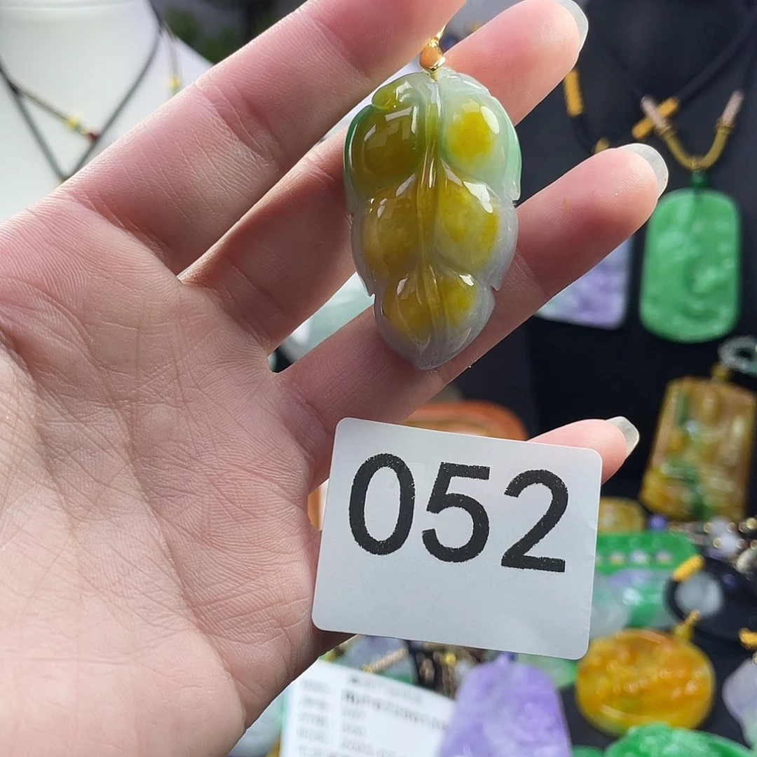 翡翠未镶嵌吊坠(赠链)