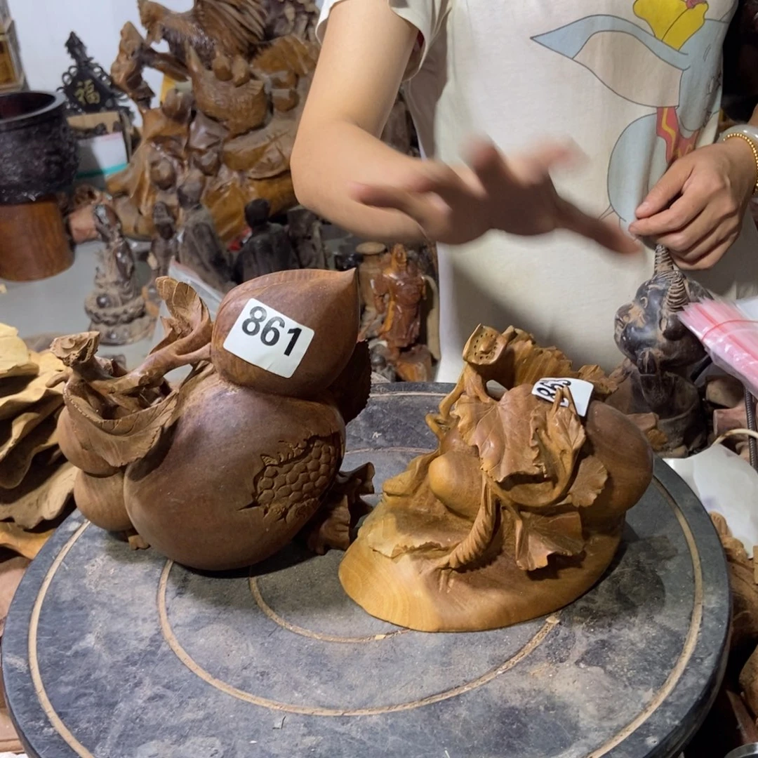 慎***独木2件绿檀摆件放漏