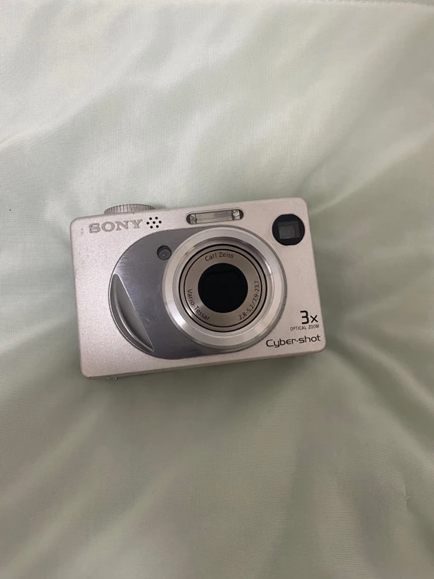 9新 Sony/索尼 w1银色复古式ccd数码相机（电池仓小瑕疵）