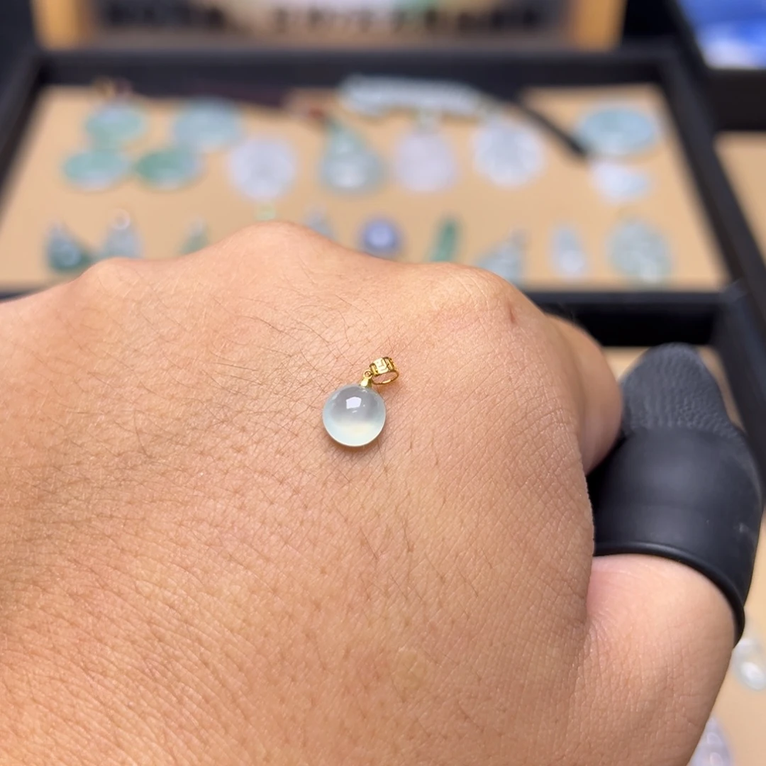 翡翠18K金镶嵌颈饰蛋面