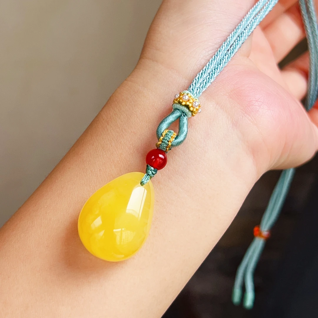 天然蜜蜡鸡油黄小水滴吊坠，4.8克，尺寸27-20-12mm