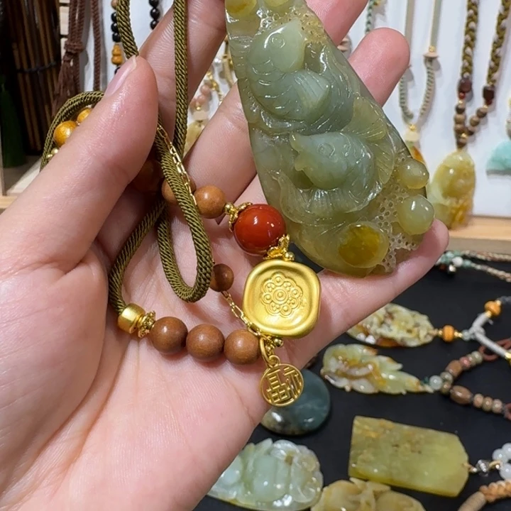 蛇纹石玉未镶嵌颈饰