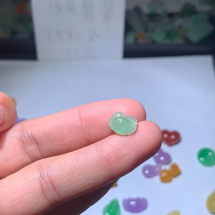 翡翠未镶嵌颈饰挂件