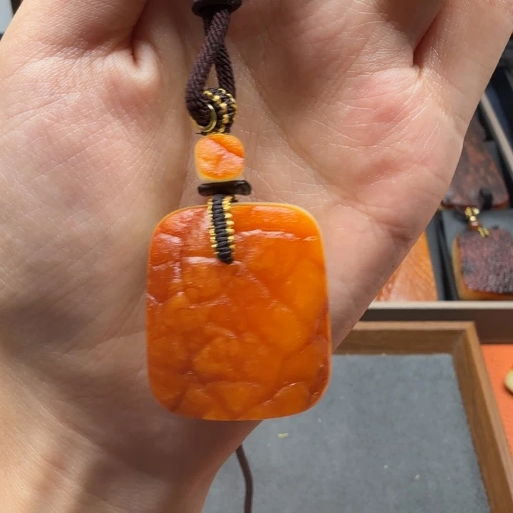 蜜蜡未镶嵌吊坠(赠链)