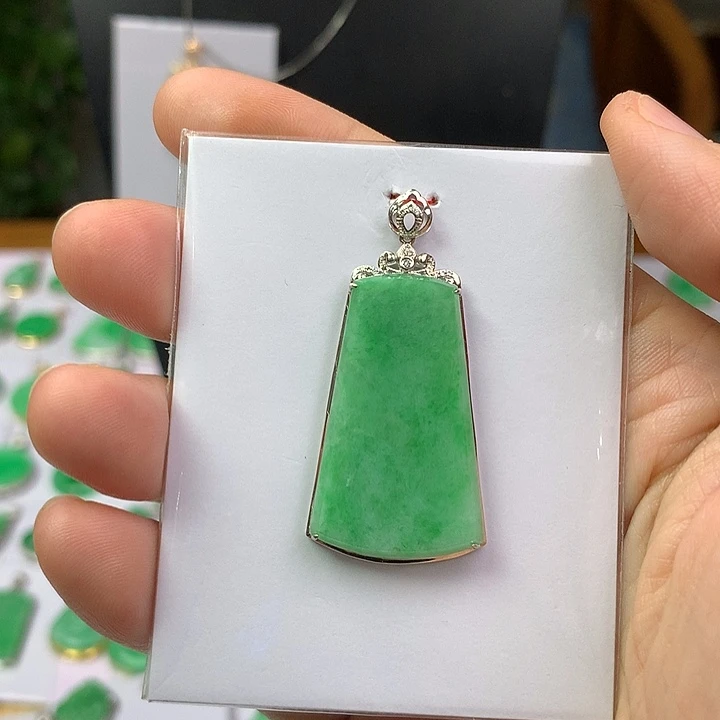 安***化翡翠18K金镶嵌颈饰翡翠首饰