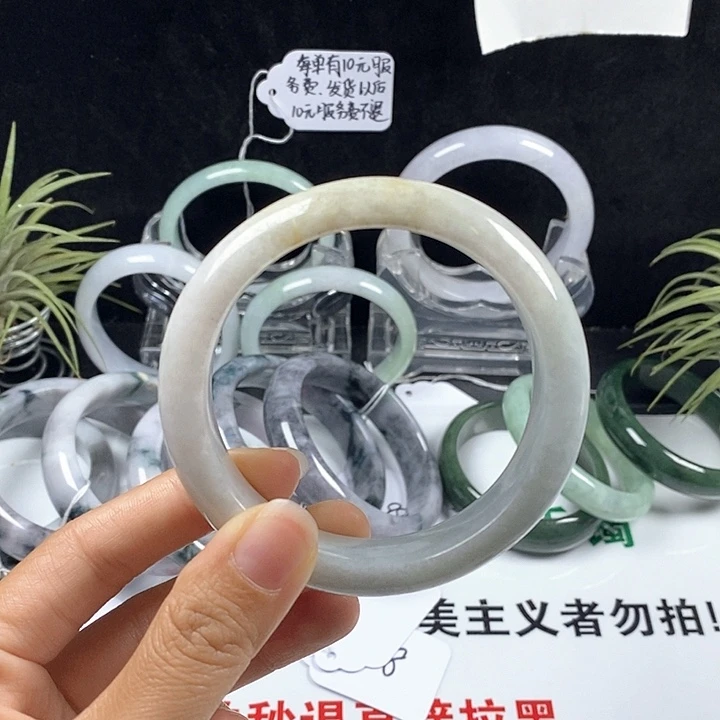 翡翠未镶嵌手镯87号。 58.圈