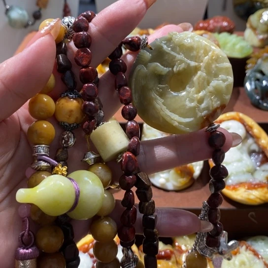 蛇纹石玉未镶嵌颈饰