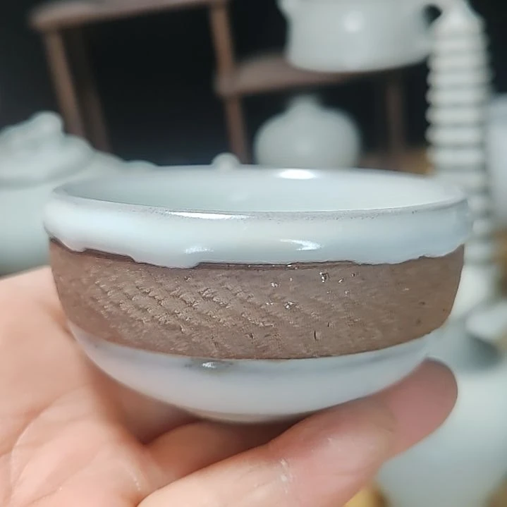 官瓷月白釉手拉坯主人杯