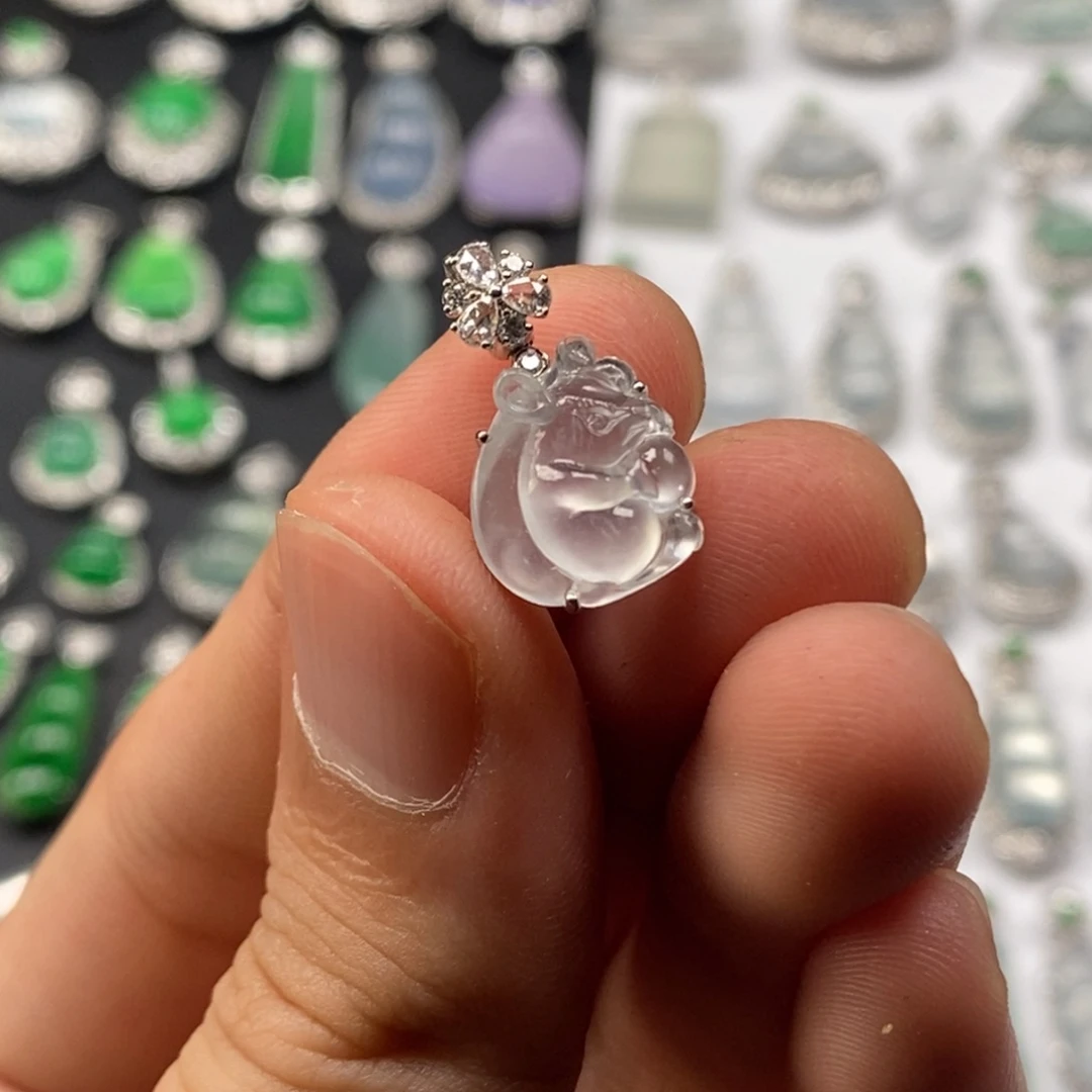 翡翠18K金镶嵌项链松鼠