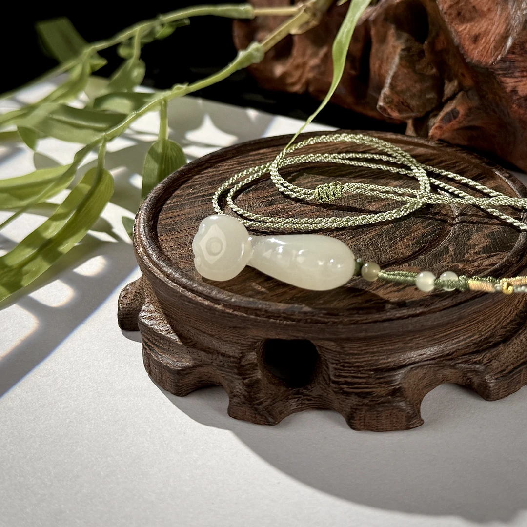 和田玉晴水玉如意吊坠