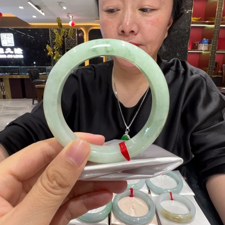 r***a翡翠未镶嵌手镯芙蓉绿底飘绿花60-61福利不退不换