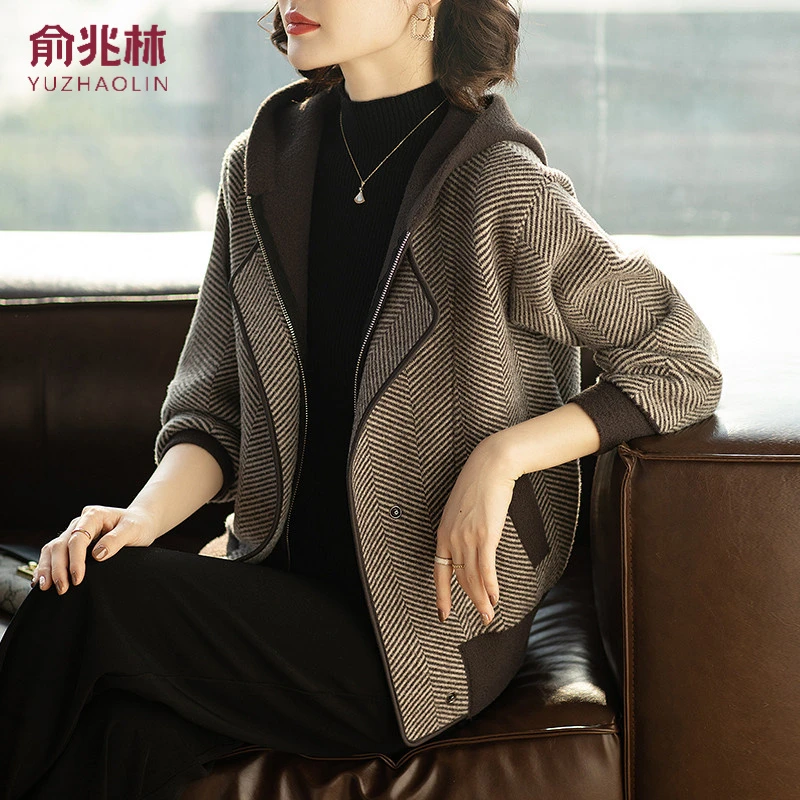 俞兆林妈妈外套2025新款春装中年女洋气妈妈装夹克50-60岁春秋上