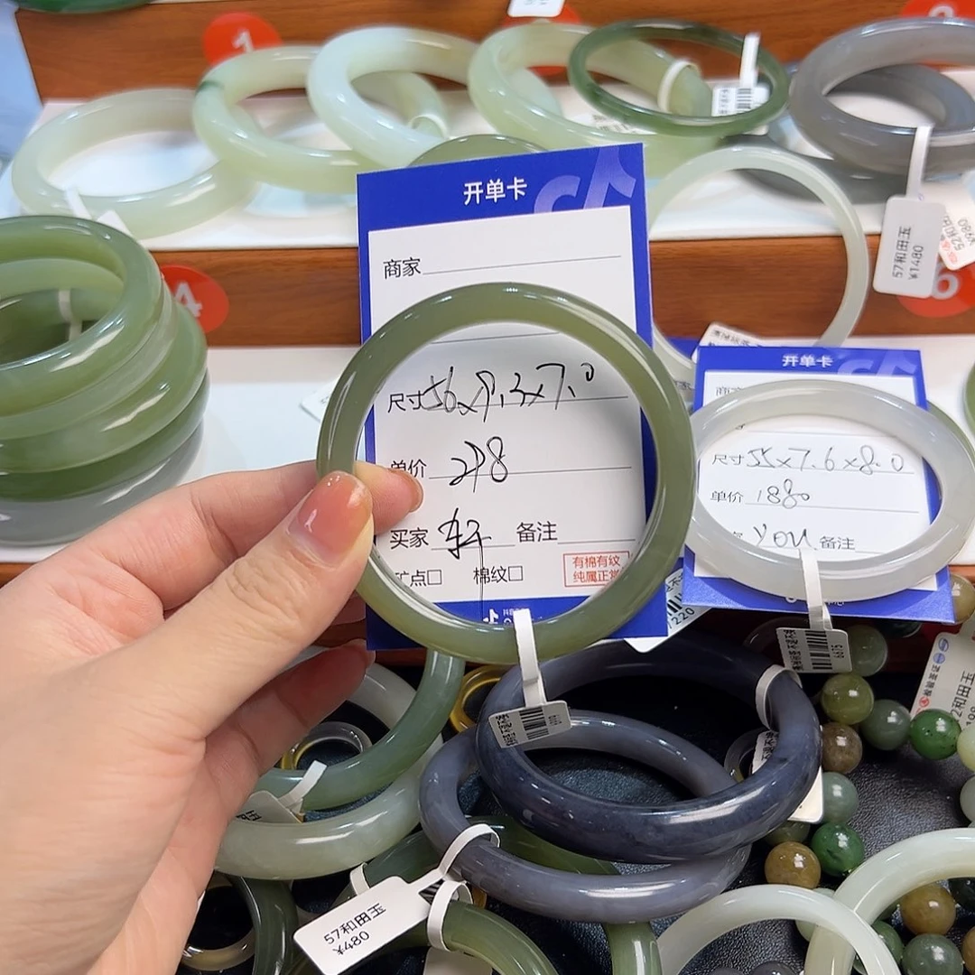 未镶嵌手镯和田玉轩*