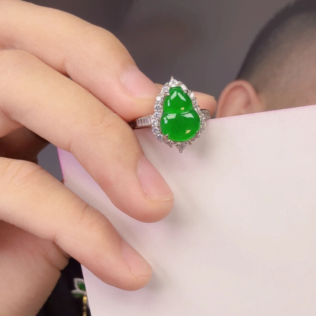 翡翠未镶嵌颈饰一件