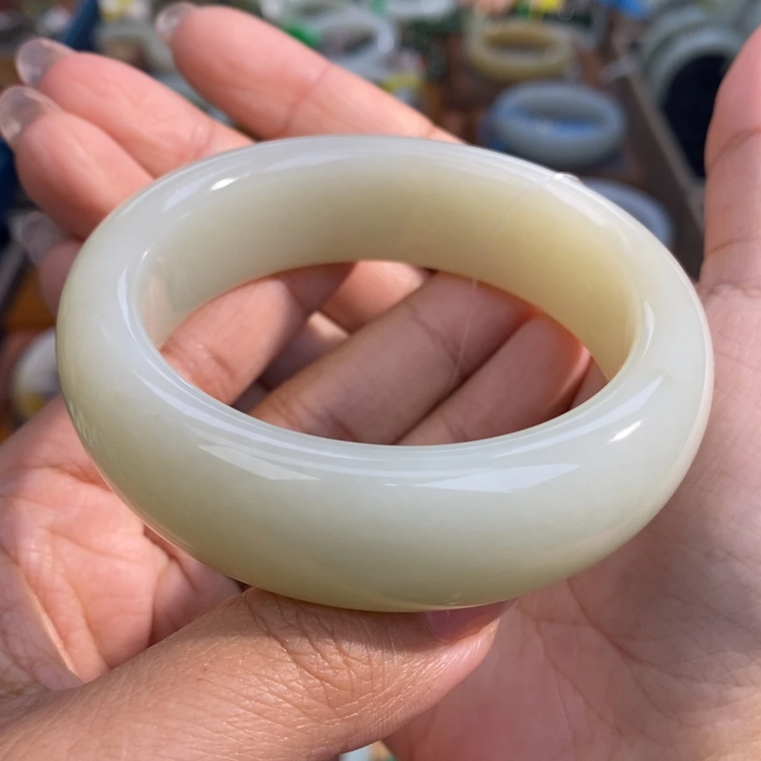 和田玉未镶嵌手镯