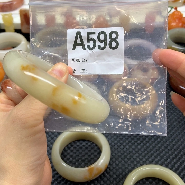 风***雨石英质玉未镶嵌手镯