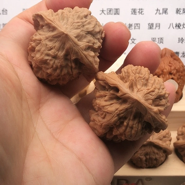 把件文玩核桃龙鼎，边42，品相一般，介意勿拍