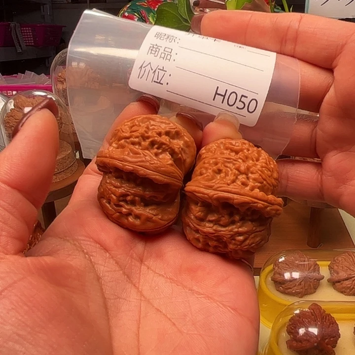 文玩核桃吊坠白狮子