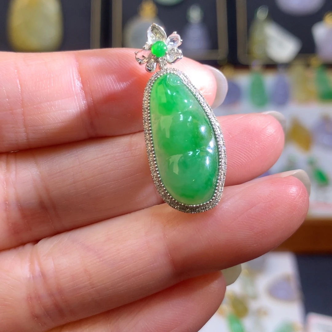 翡翠18K金镶嵌颈饰