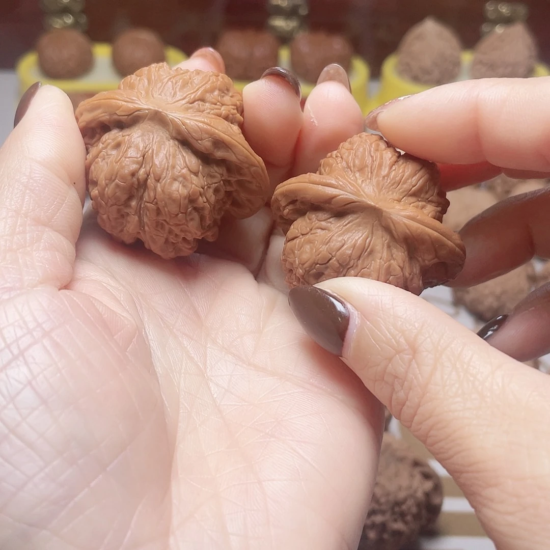 文玩核桃吊坠血麒麟