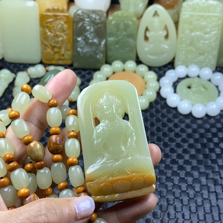 昆仑料俏色镂空观音