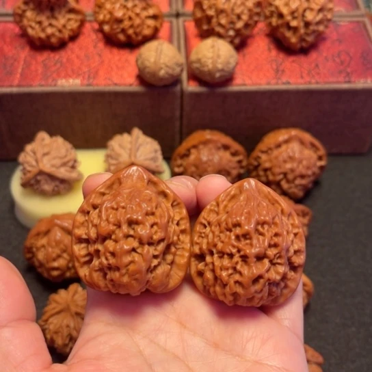 文玩核桃吊坠麒麟纹官帽