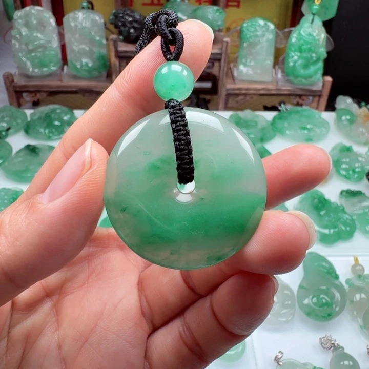 颈饰未镶嵌石英质玉