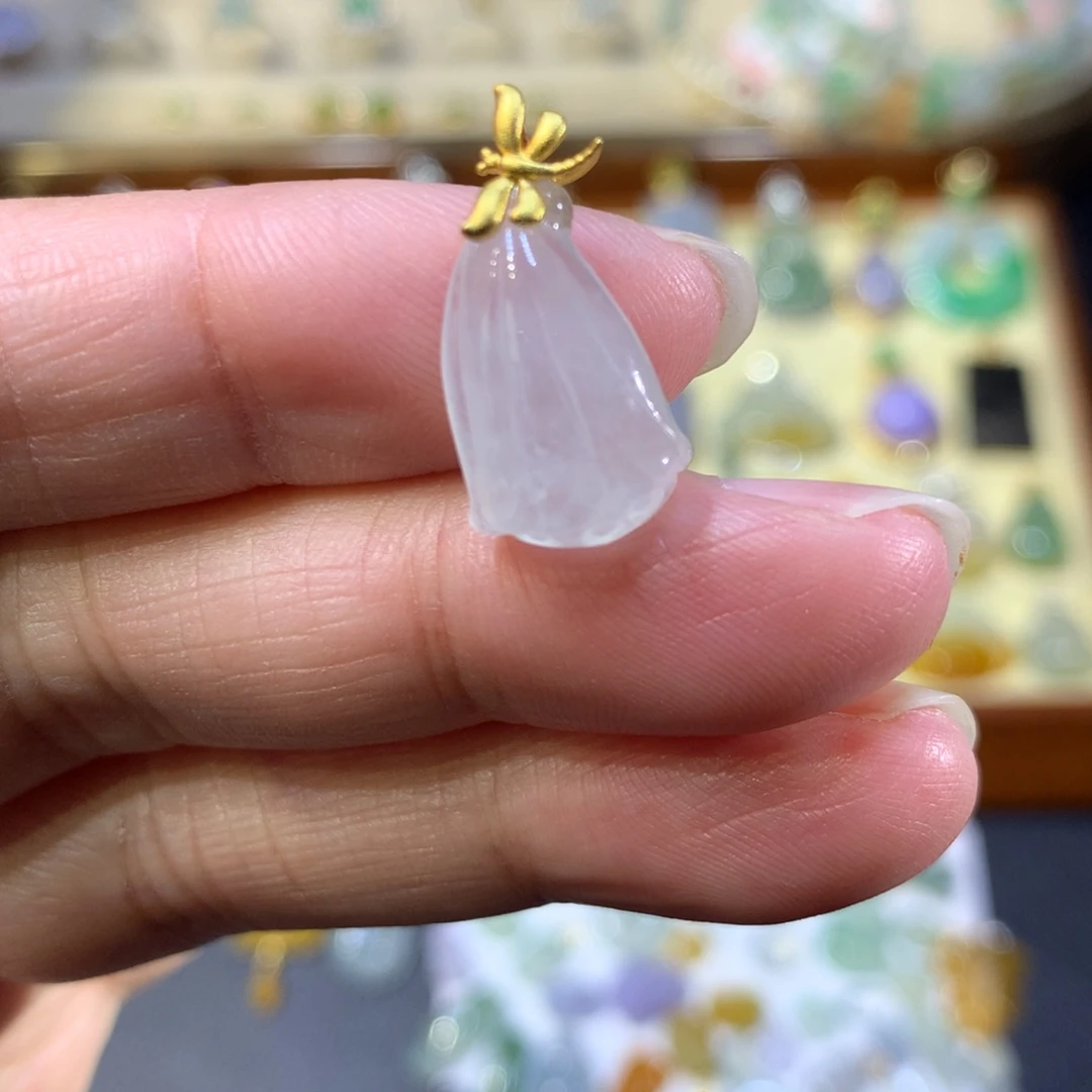 颈饰18K金镶嵌翡翠