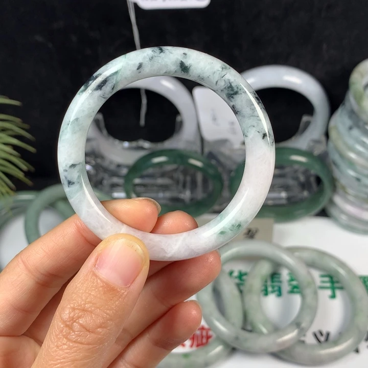 翡翠未镶嵌手镯59号。 45圈