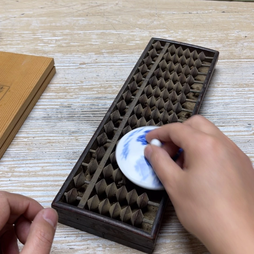 瓷片追*密密麻麻地排列着