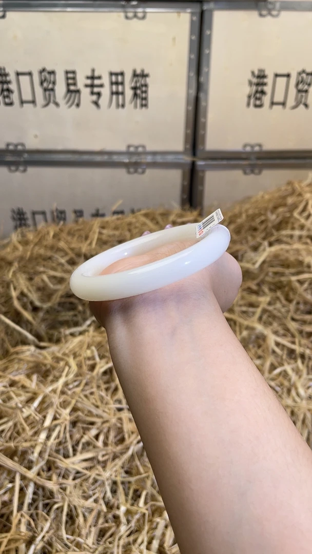 羊白雅蒂娜精品手镯