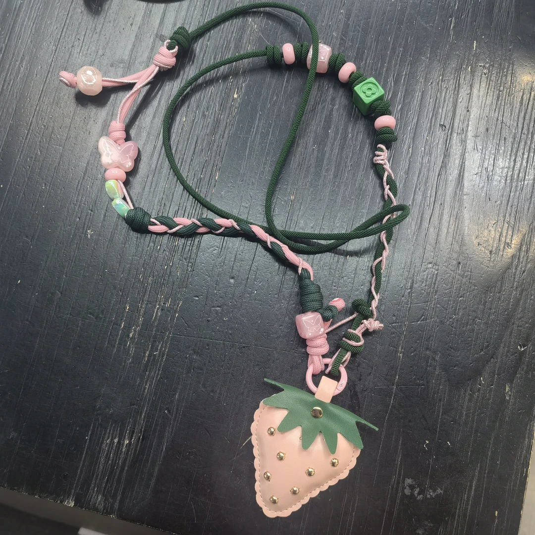 A676粉色皮皮草莓斜挎手机链