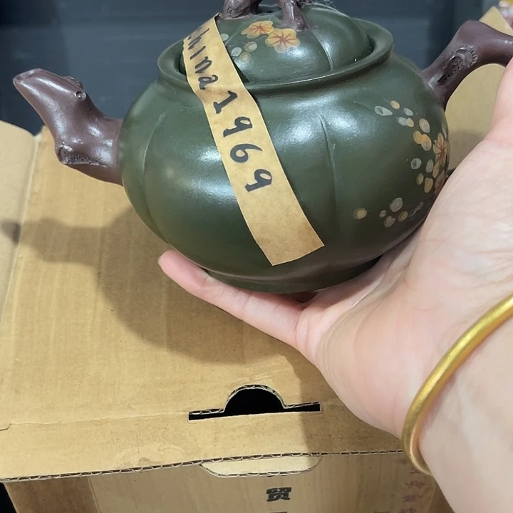 紫泥茶壶原矿泥料手工制作的一把紫砂壶。
