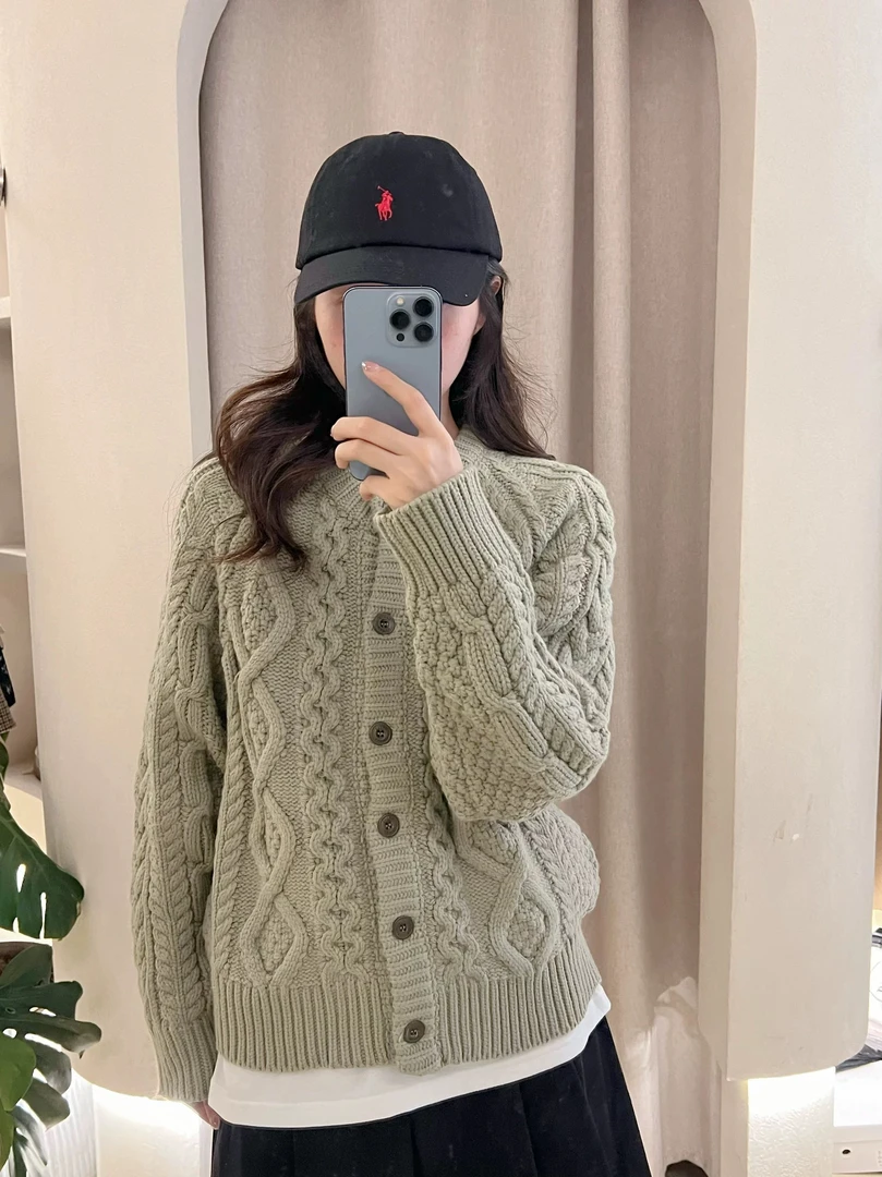 8689精致感工艺扣麻花加厚开衫 冬款软糯舒适百搭上衣